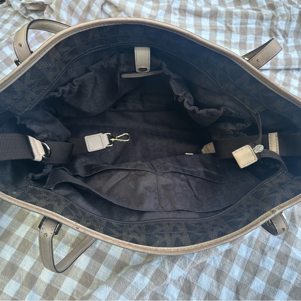 Michael Kors Jet Set Travel Tote with an optional crossbody/stroller - Picture 6 of 10
